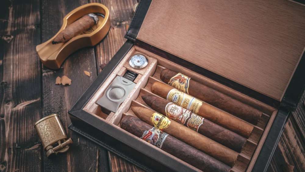 Personalized leather cigar case and humidor for travel