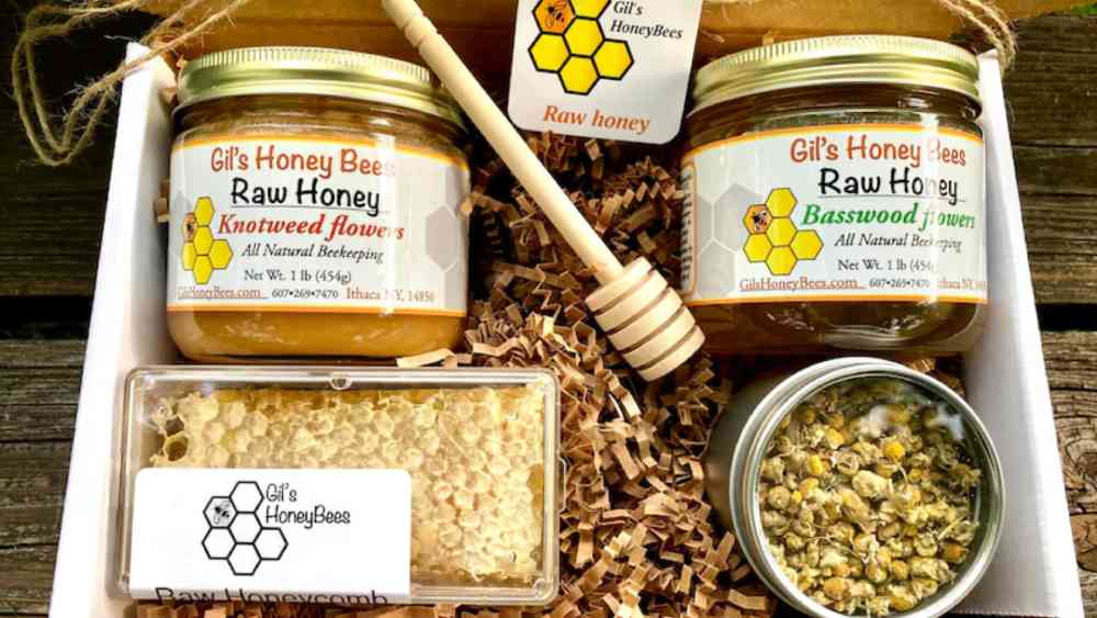 Gourmet honey gift box including honeycomb and tea
