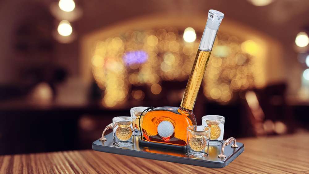 Whiskey decanter with golf design and four glasses