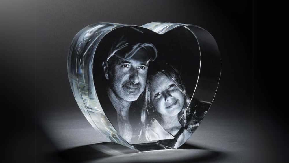 Personalized three dimensional holographic photo in crystal heart