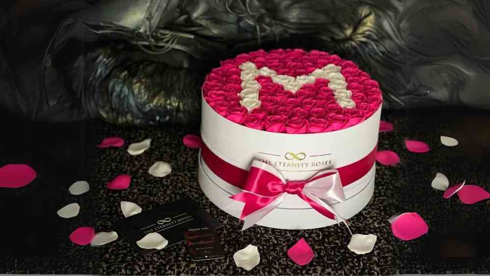Flower gift box with personalized card and title