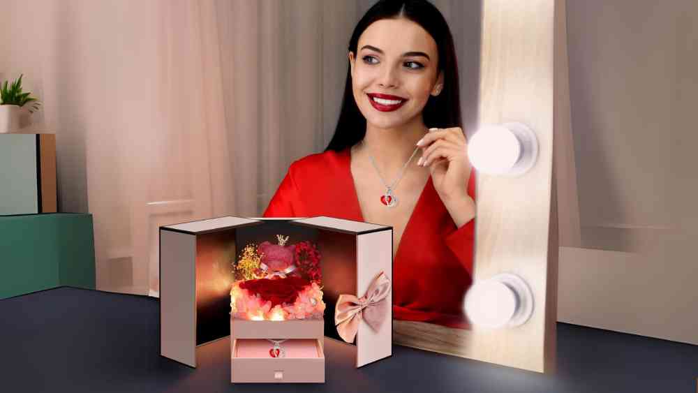 Eternal preserved rose decoration in case with jewelry