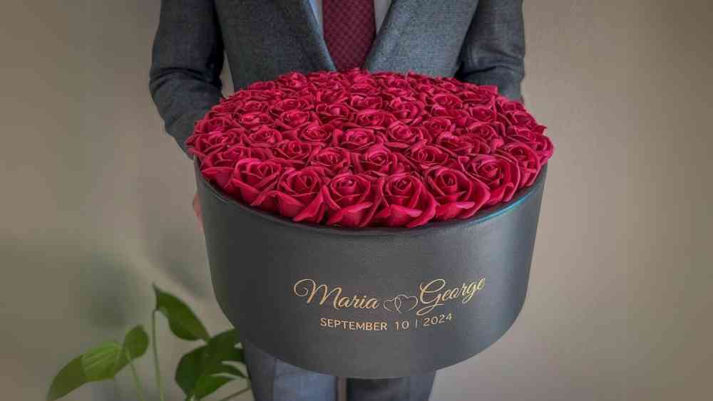 Box of preserved roses with color options