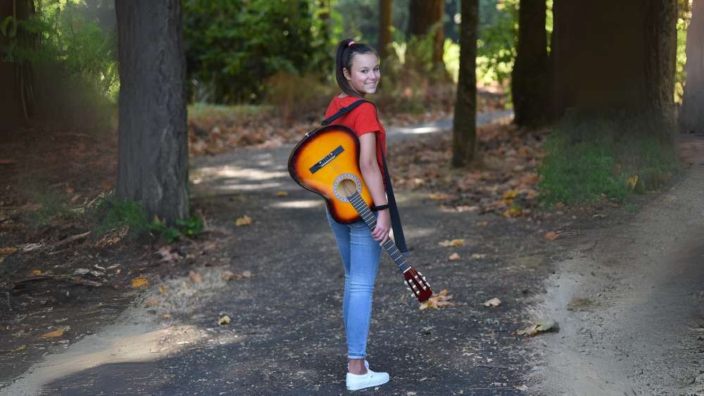 Acoustic guitar set with case and accessories
