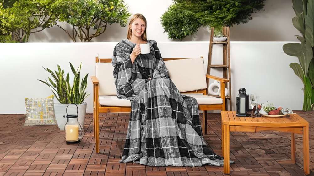 Premium fleece blanket with sleeves and pocket