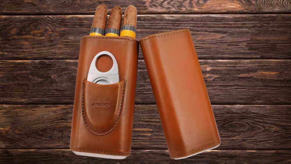 Premium three finger brown leather cigar case