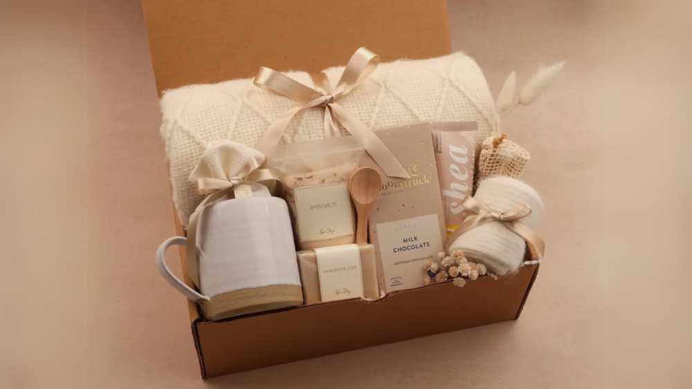 Comfy gift basket with cotton throw blanket
