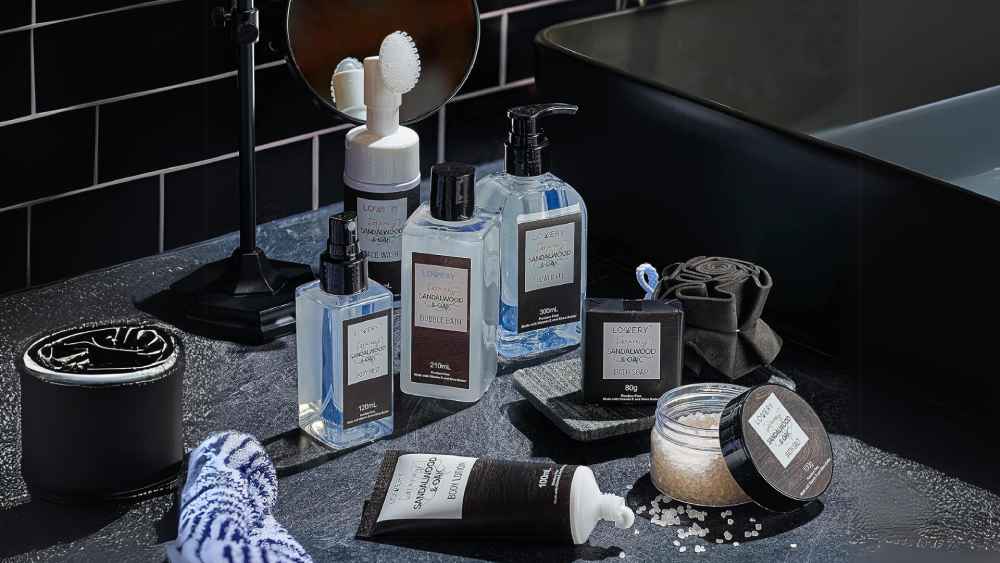 Sandalwood and oak spa gift box for men