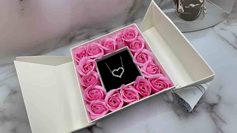Preserved rose gift box with heart necklace