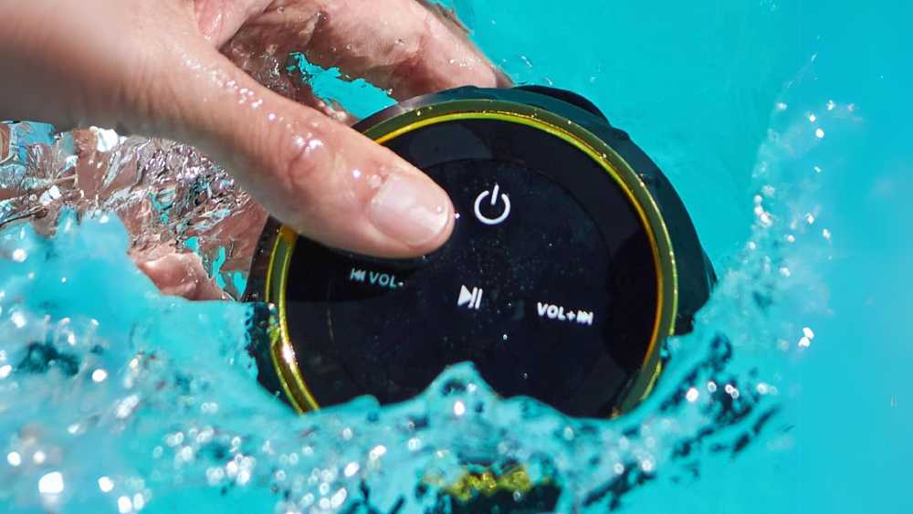 Portable waterproof bluetooth speaker with built in mic