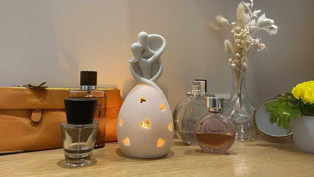 Hugging couple candle holder