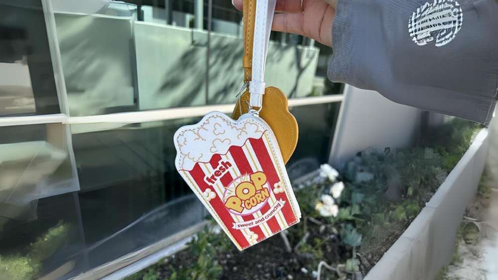 Wristlet with popcorn design colorful