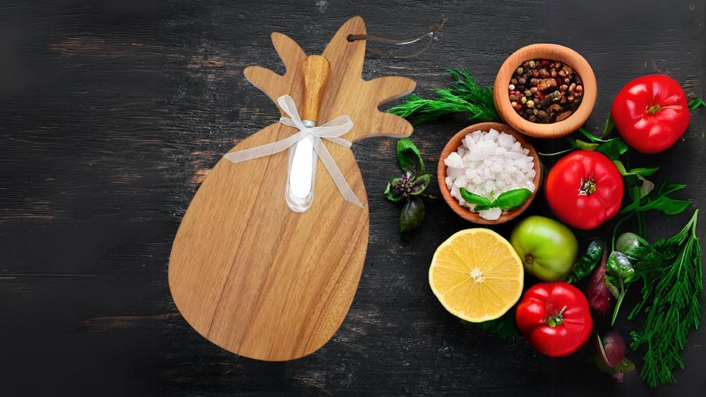 Pineapple-shaped board for serving and cutting food