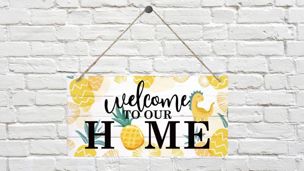 A pineapple-shaped house welcome sign