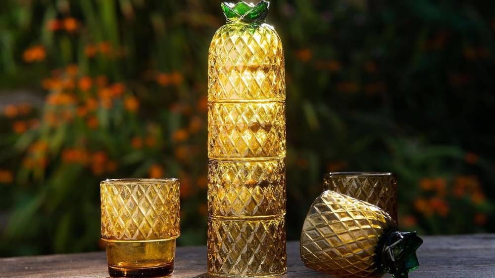 Stackable pineapple-shaped wine glasses