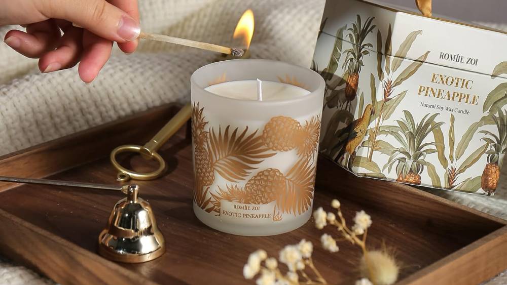 Pineapple candle to fill your home with a tropical aroma