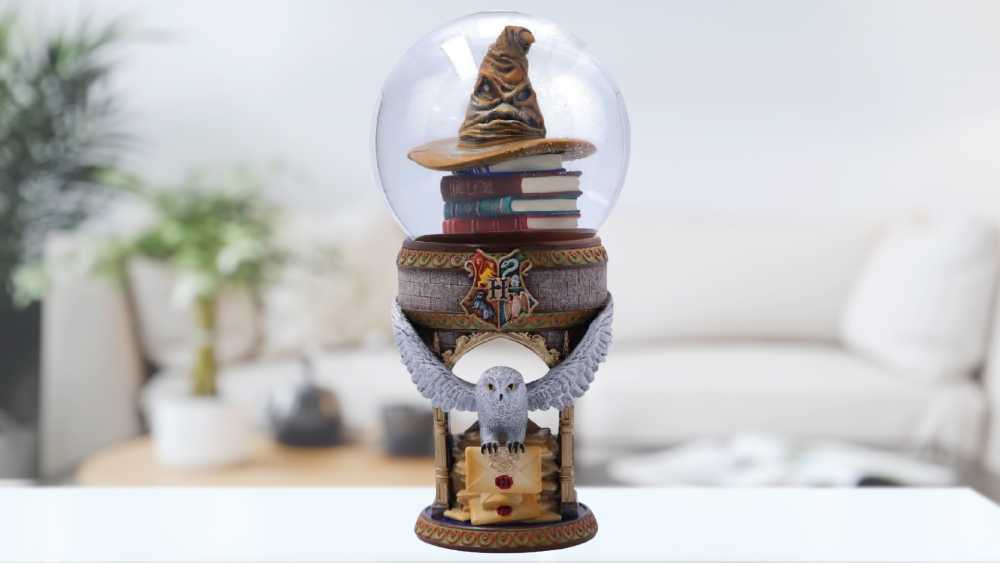 Harry Potter Hogwarts castle snow globe