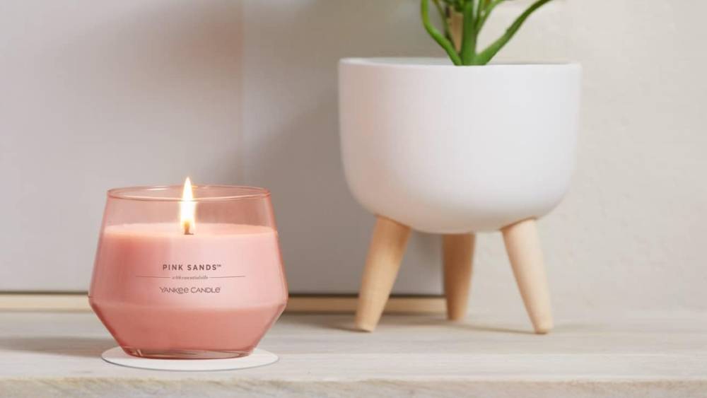 Refreshing scented candle