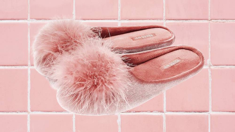 Slippers with pom-pom feathers