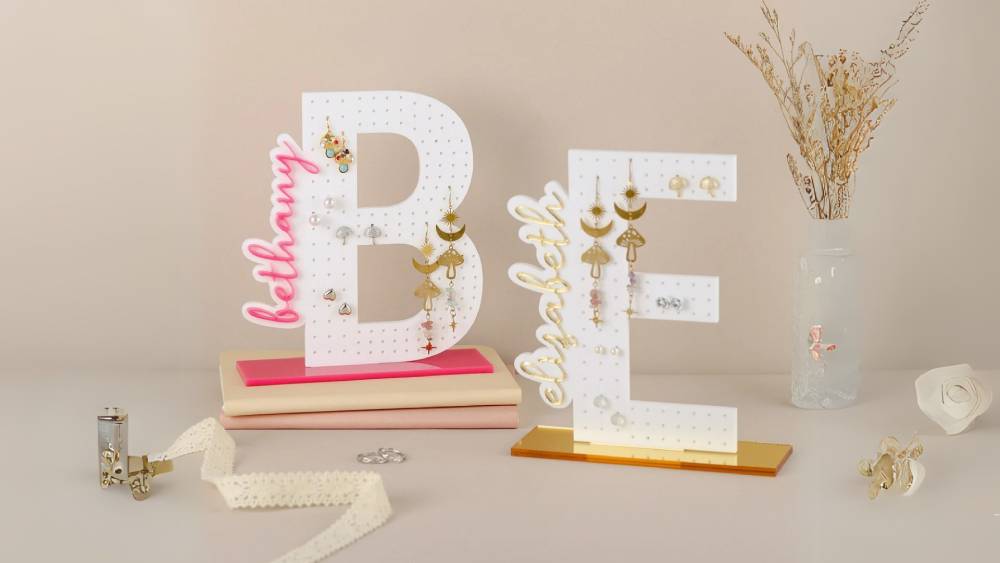 Letter earring holder customizable