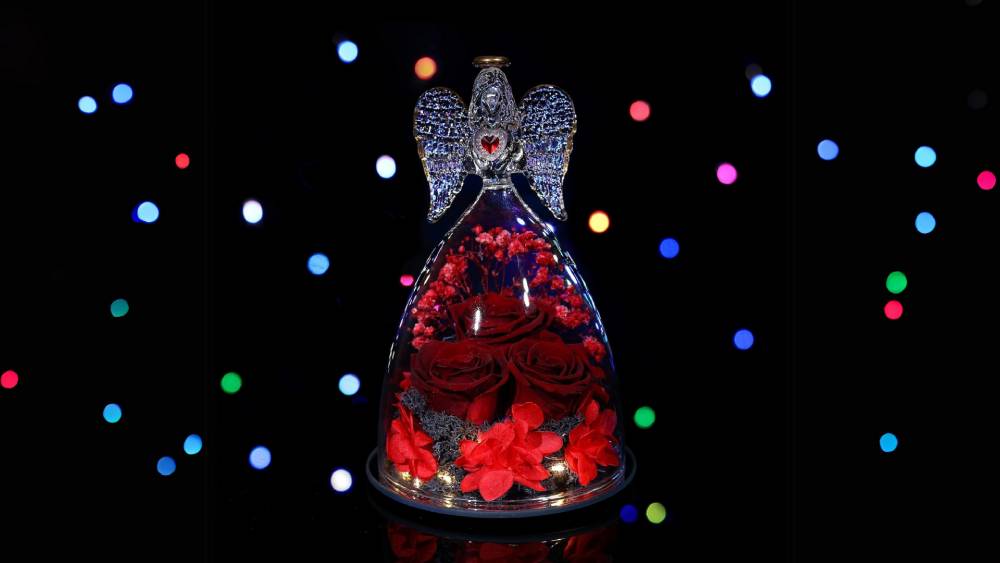 Angel figurine with real roses