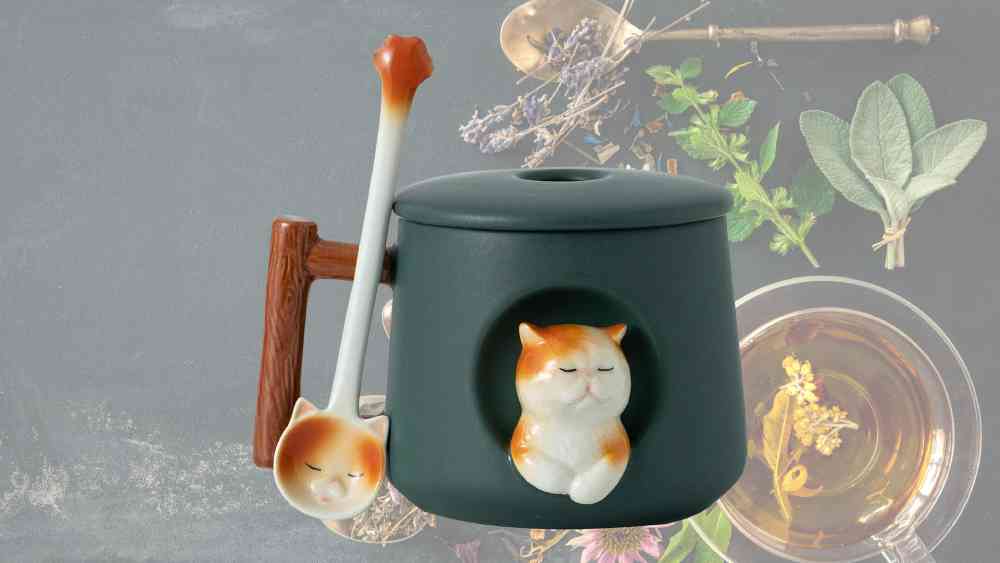 Mug with lid and spoon Gift Ideas for Tea Lovers