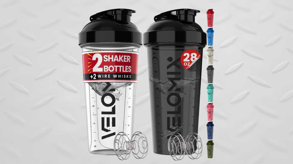 Protein shaker bottles with leak-proof lids