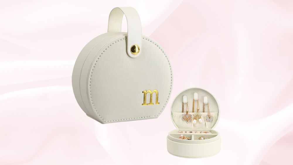 Compact organized travel jewelry case