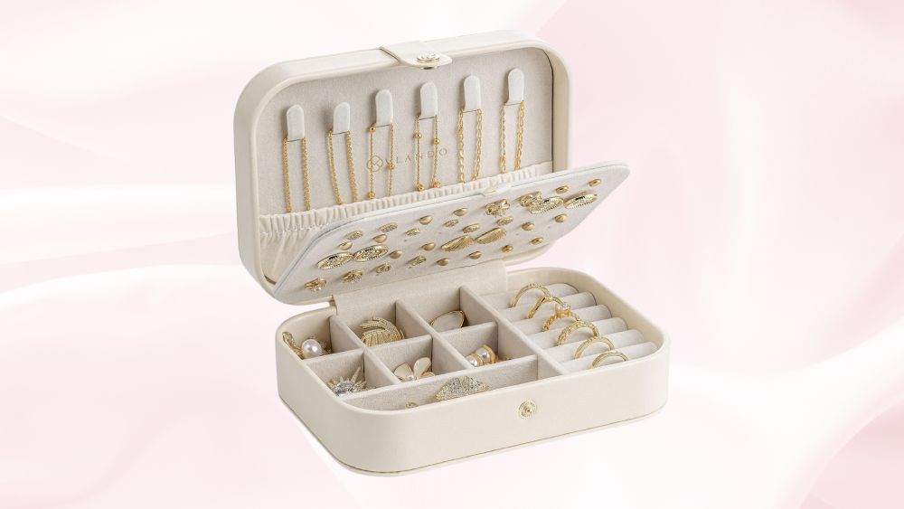 Compact durable travel jewelry case