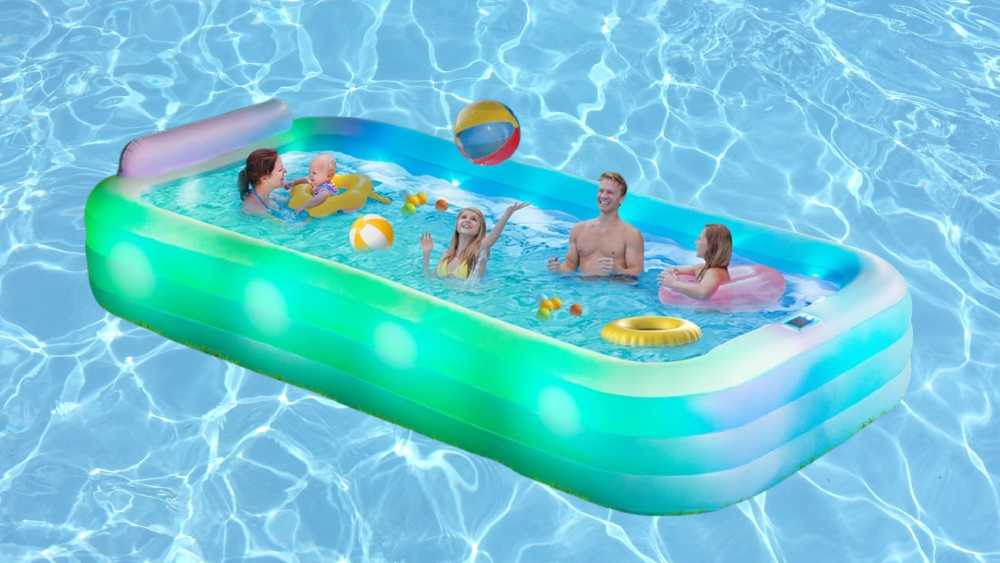 Extra-large inflatable pool with LED