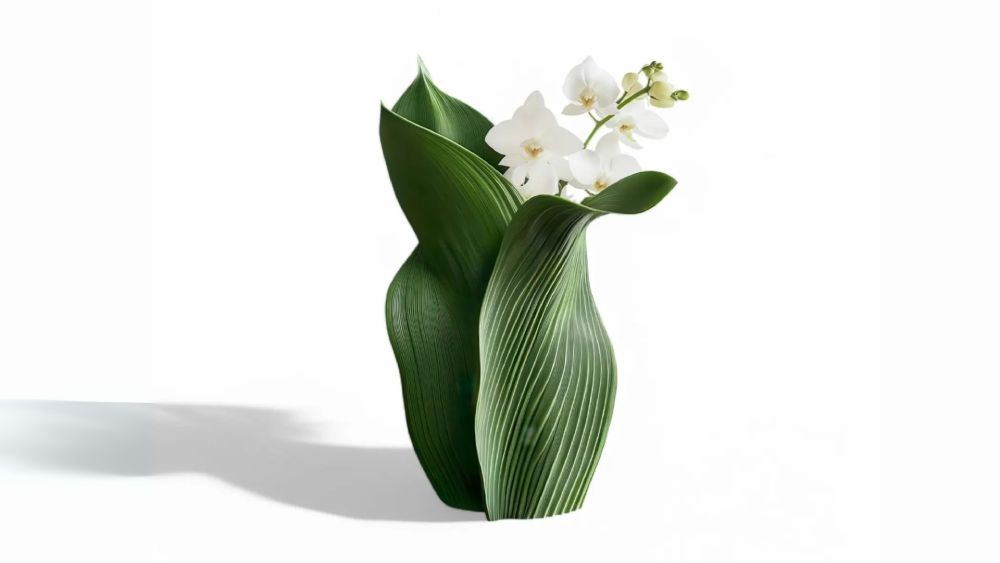 Folded leaves vase with nature design